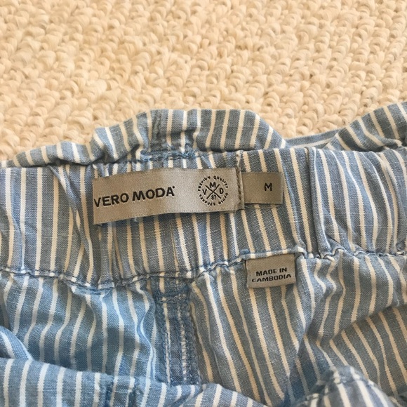 VeroModa High-Waisted Stripped Shorts - Picture 5 of 5